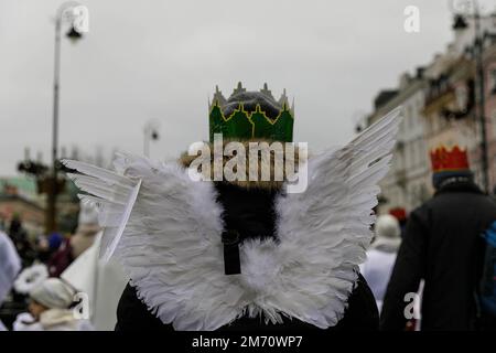 Varsavia, Polonia. 06th Jan, 2023. Una donna con ali artificiali partecipa durante la processione. Epifania (Trzech Króli o tre Re) è celebrata in Polonia con grandi sfilate il Natale di 12th notti. La celebrazione di quest'anno è stata quella di sostenere gli ucraini che vivono in Polonia. A Varsavia inizia vicino alla Piazza del Castello e termina in Piazza Pilsudzki. (Foto di Volha Shukaila/SOPA Images/Sipa USA) Credit: Sipa USA/Alamy Live News Foto Stock