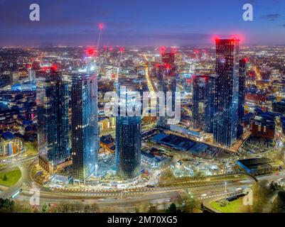 Centro di Manchester Vista aerea notturna di Deansgate Square Manchester Inghilterra, lavori di costruzione all'alba con luci della città e cieli bui Foto Stock