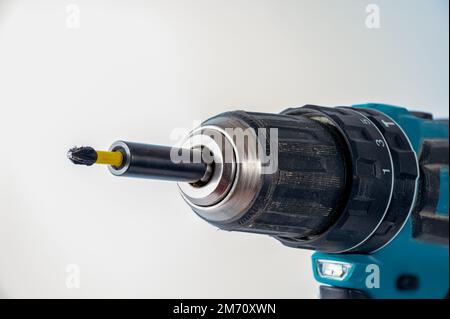 primo piano di una punta per cacciavite a croce in un portapunte magnetico di un trapano a batteria con avvitatore a impulsi Foto Stock