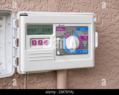 Timer automatico per irrigazione esterna elettrica. Sistema di irrigazione del prato programmabile. Foto Stock