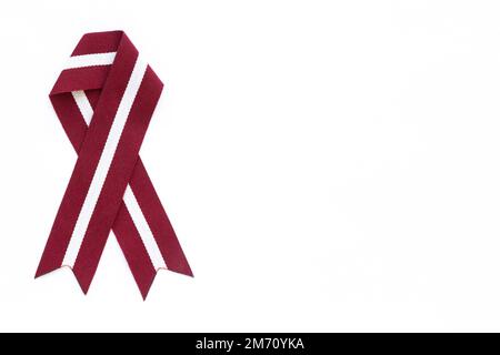 Nastro nei colori della bandiera lettone isolato su sfondo bianco. Foto Stock