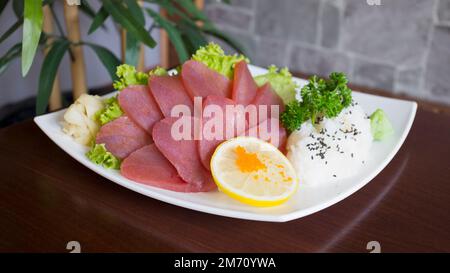 Tonno sashimi. Il sashimi è un piatto giapponese composto principalmente da pesce crudo o pesce, finemente affettato, anche se non finemente come un carpaccio. Foto Stock