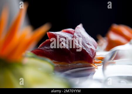 Tonno sashimi. Il sashimi è un piatto giapponese composto principalmente da pesce crudo o pesce, finemente affettato, anche se non finemente come un carpaccio. Foto Stock