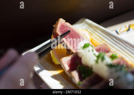 Tataki di tonno di alta qualità. Tataki è un modo per preparare pesce o carne in cucina giapponese Foto Stock