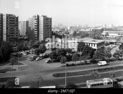 Edifici di appartamenti di epoca comunista a Bucarest, Repubblica socialista di Romania, circa 1975 Foto Stock