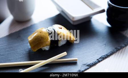 Nigiri con foie. Sushi a base di riso pregiato e carne. Foto Stock