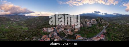 Veduta panoramica al tramonto del villaggio di Castiglione di Sicilia, Sicilia, Italia - fotografia di drone Foto Stock