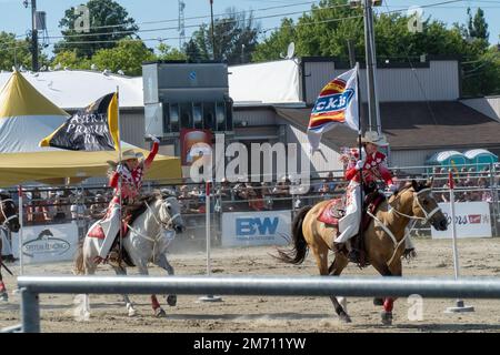 New Liskeard, Ontario, Canada - 13 agosto 2022 : le Cowgirl canadesi si esibiscono al RAM Rodeo di New Liskeard, Ontario. Foto Stock