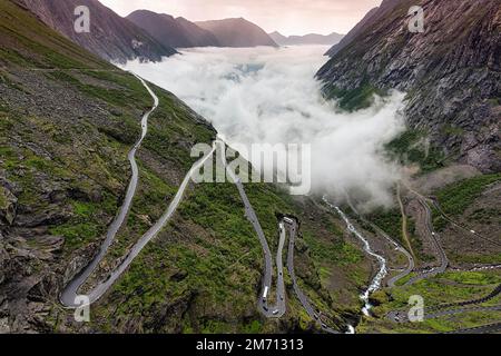 Strada di passaggio con tornanti, strada turistica Trollstigen, vista dall'alto, Norvegia Foto Stock