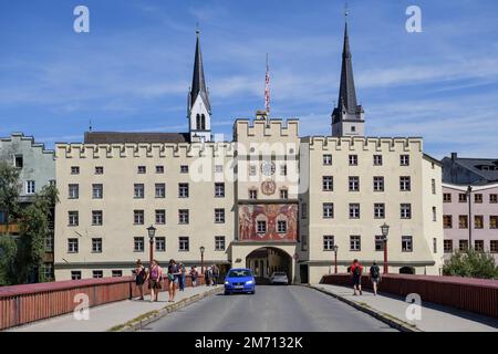 Brucktor al ponte Inn, torre di porta delle fortificazioni della città medievale, castello ormeggiato Am Inn, alta Baviera, Baviera, Germania Foto Stock