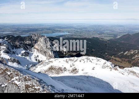 Panorama alpino, vista aerea, montagne innevate in inverno, Ammergauer Hochplatte e Forggensee, Alpi Ammergau, Baviera, Germania Foto Stock