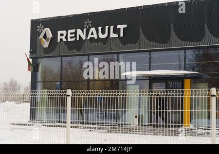 Bobruisk, Bielorussia, 17 dicembre 2022: Logo del marchio Renault sulla parete della concessionaria, in inverno. Foto Stock