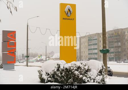 Bobruisk, Bielorussia, 17 dicembre 2022: Cartelloni Renault e Lada vicino alle concessionarie di automobili Foto Stock
