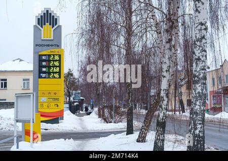 Bobruisk, Bielorussia, 13 dicembre 2022: Distributore di benzina Rosneft in città, in inverno. Foto Stock