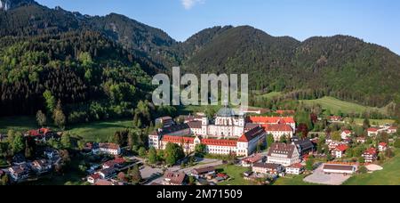 Veduta aerea, Abbazia benedettina Ettal e chiesa barocca, comune di Ettal, alta Baviera, Baviera, Germania Foto Stock