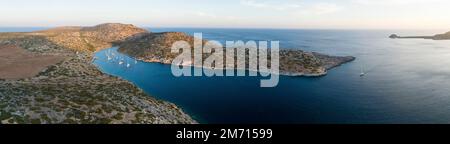 Barche a vela a Levitha Island, Mar Egeo meridionale, Grecia Foto Stock