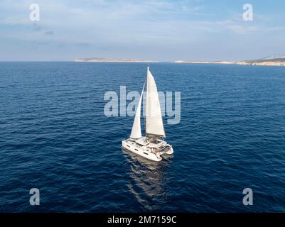 Catamarano a vela, vela sul mare, Mar Egeo meridionale, Grecia Foto Stock