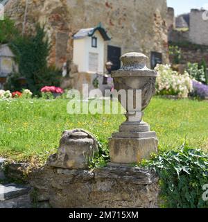 Vecchia urna storica sul cimitero della cittadina di Duernstein nel Wachau in Austria Foto Stock