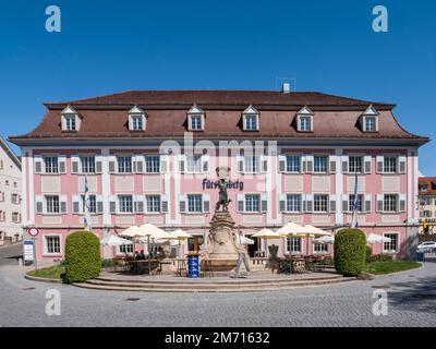 Fontana Diana di fronte al rosa FUERSTENBERG Braeustueble, Donaueschingen, Foresta Nera, Baden-Wuerttemberg, Germania Foto Stock