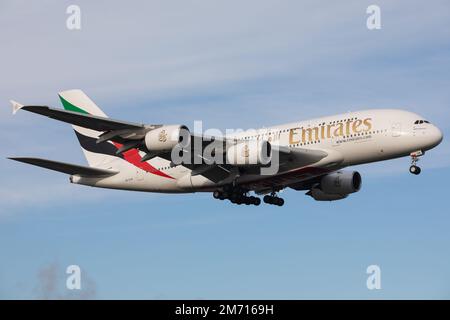 AEROPORTO DI LONDRA HEATHROW, REGNO UNITO, MERCOLEDÌ 14th DICEMBRE: Un Emirates Airbus A380 atterra all'aeroporto di Londra Heathrow, Hounslow, Regno Unito mercoledì 14th dicembre 2022. (Credit: Robert Smith | MI News ) Foto Stock