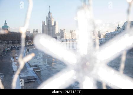 Mosca, Russia. 6th gennaio 2023. Vista dell'edificio Kotelnicheskaya Embankment nel centro di Mosca dal ponte galleggiante durante il freddo, Russia. La temperatura a Mosca è scesa a -22°C (-7,6°F). Nikolay Vinokurov/Alamy Live News Foto Stock