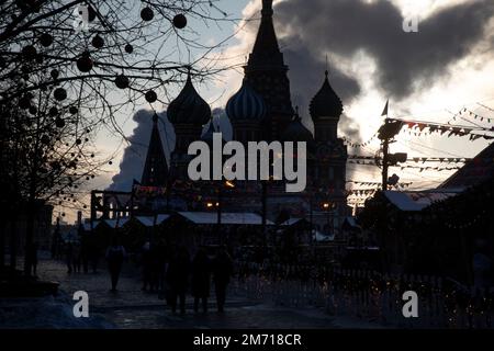 Mosca, Russia. 6th gennaio 2023. Vista della fiera di Natale sulla Piazza Rossa nel centro di Mosca, Russia. La temperatura a Mosca è scesa a -22°C (-7,6°F). Nikolay Vinokurov/Alamy Live News Foto Stock