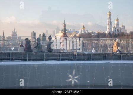 Mosca, Russia. 6th gennaio 2023. Vista dal ponte galleggiante del Cremlino di Mosca e dal fiume Moskva nel centro di Mosca durante il freddo, Russia. La temperatura a Mosca è scesa a -22°C (-7,6°F). Nikolay Vinokurov/Alamy Live News Foto Stock