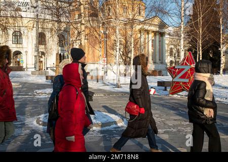 Mosca, Russia. 6th gennaio 2023. La gente cammina nel parco di Zaryadye nel centro di Mosca, Russia. La temperatura a Mosca è scesa a -22°C (-7,6°F). Nikolay Vinokurov/Alamy Live News Foto Stock