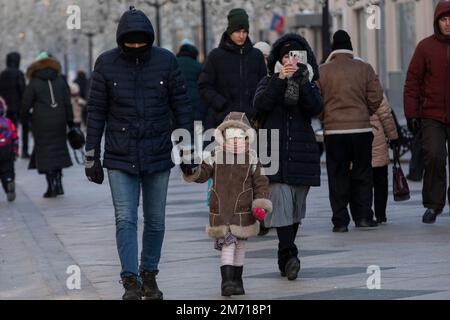 Mosca, Russia. 6 gennaio 2023. La gente cammina su via Nikolskaya nel centro di Mosca, in Russia. La temperatura a Mosca è scesa a -22 °C. Foto Stock