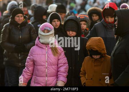 Mosca, Russia. 6th gennaio 2023. La gente cammina sulla via Nikolskaya nel centro di Mosca, Russia. La temperatura a Mosca è scesa a -22°C (-7,6°F). Nikolay Vinokurov/Alamy Live News Foto Stock