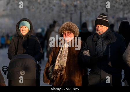 Mosca, Russia. 6th gennaio 2023. La gente cammina sulla strada di Nikolskaya, il centro di Mosca, Russia. La temperatura a Mosca è scesa a -22°C (-7,6°F). Nikolay Vinokurov/Alamy Live News Foto Stock