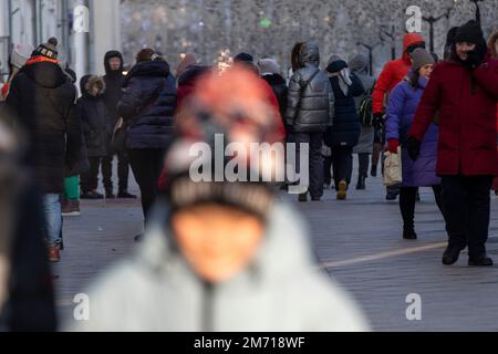 Mosca, Russia. 6th gennaio 2023. La gente cammina sulla strada di Nikolskaya, il centro di Mosca, Russia. La temperatura a Mosca è scesa a -22°C (-7,6°F). Nikolay Vinokurov/Alamy Live News Foto Stock