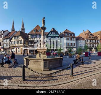 Sainte-Odile fontana sul Pl. Beffroi e case a graticcio sullo sfondo, Oberehnheim, Obernai, Grand Est, Alto Reno, Alsazia, Francia Foto Stock
