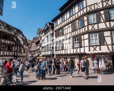 Folla di turisti su Rue des Cheveux tra case a graticcio, la Petite France, Strasburgo, Grand Est, Alto Reno, Alsazia, Alsazia, Francia Foto Stock