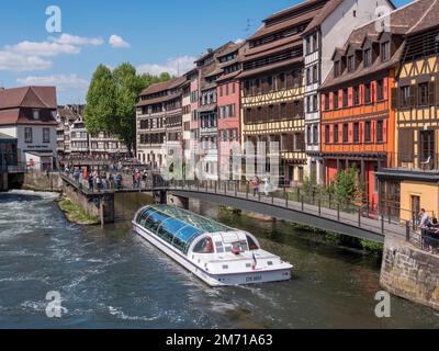 Blocca ponte e barca escursione sull'Ill e case colorate a graticcio, la Petite France, Strasburgo, Grand Est, Alto Reno, Alsazia, Francia Foto Stock