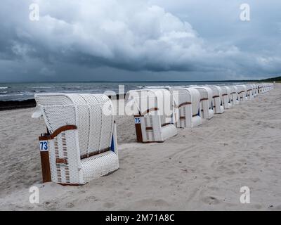 Foto panoramica delle sedie del lido a Juliusruh lido, Isola di Ruegen, Mar Baltico, Meclemburgo-Pomerania occidentale, Germania orientale, Germania Foto Stock