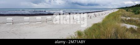 Foto panoramica delle sedie del lido a Juliusruh lido, Isola di Ruegen, Mar Baltico, Meclemburgo-Pomerania occidentale, Germania orientale, Germania Foto Stock