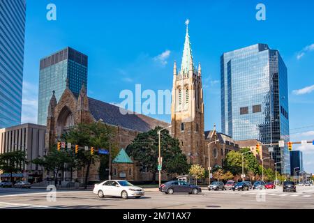 Cattedrale di San Giovanni Evangelista su Superior Avenue nel centro di Cleveland, Ohio, USA in una giornata di sole. Foto Stock