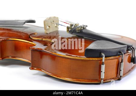 violino isolato su sfondo bianco. Foto Stock