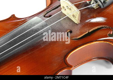 violino isolato su sfondo bianco. Foto Stock