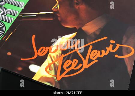 Viersen, Germania - Maggio 9. 2022: Primo piano della copertina del disco in vinile del cantante e pianista Jerry Lee Lewis Foto Stock