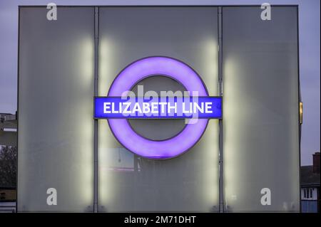 LONDRA, Regno Unito, 3rd dicembre 2022: Cartello Elizabeth Line di notte presso una stazione Foto Stock