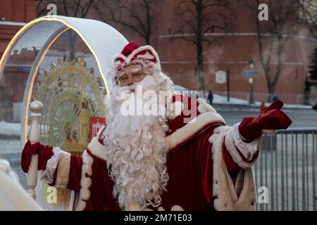 Mosca, Russia. 6th gennaio 2023. Un artista vestito in costume da Padre Frost saluta le persone in piazza Manegnaya nel centro della città di Mosca, Russia. Il 5-7 gennaio, Mosca ospita un evento dal titolo The Keepers of Winter Traditions, parte del festival annuale A Journey to Christmas, in cui si svolge Padre Frost di 14 regioni della Russia. Padre Frost (Ded Moroz) è un equivalente russo di Babbo Natale. Nikolay Vinokurov/Alamy Live News Foto Stock