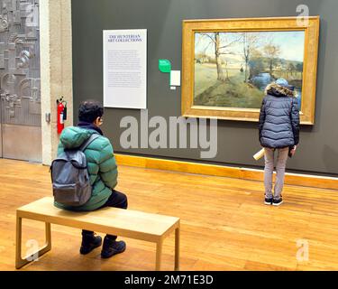 I visitatori possono ammirare i dipinti in una galleria nella galleria d'arte hunterian del campus universitario di Glasgow Foto Stock