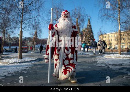 Mosca, Russia. 6th gennaio 2023. Un esecutore in costume a piedi Padre Frost nel parco Zaryadye nel centro della città di Mosca, Russia. Il 5-7 gennaio, Mosca ospita un evento dal titolo The Keepers of Winter Traditions, parte del festival annuale A Journey to Christmas, in cui si svolge Padre Frost di 14 regioni della Russia. Padre Frost (Ded Moroz) è un equivalente russo di Babbo Natale. Nikolay Vinokurov/Alamy Live News Foto Stock