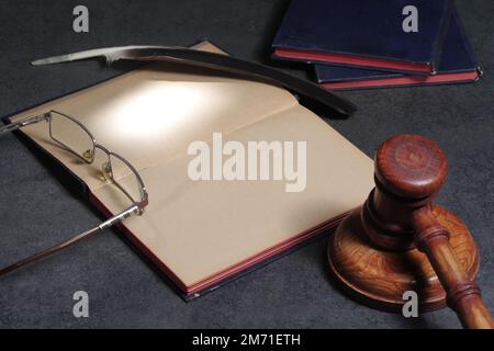 Concetto giuridico di diritto e giustizia. Libro di legge del taccuino aperto con il gavel di legno dei giudici sulla corte Foto Stock