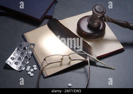 Concetto giuridico di diritto e giustizia. Libro di legge del taccuino aperto con il gavel di legno dei giudici sulla corte Foto Stock