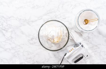 Torta alla vaniglia a 3 strati a tema sirena Foto Stock