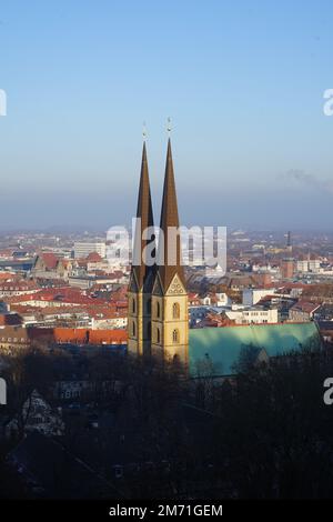 Bielefeld, Ostwestfalen, von oben, dall'alto, dallo Sparrenburg, castello,Blick auf die Marienkirche im historischen Zentrum von Bielefeld, Foto Stock