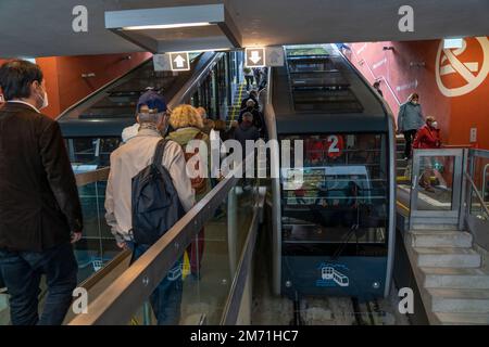 Bergbahn Heidelberg, Baden-Württemberg, ferrovia di montagna Heidelberg, 2 funicolari diverse corrono dal centro storico, sopra il castello, con un cambio di Foto Stock